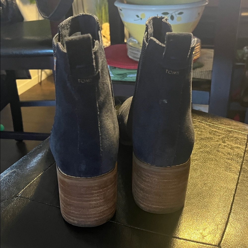 Tom's suede Navy Ankle Boots like new - Picture 2 of 8